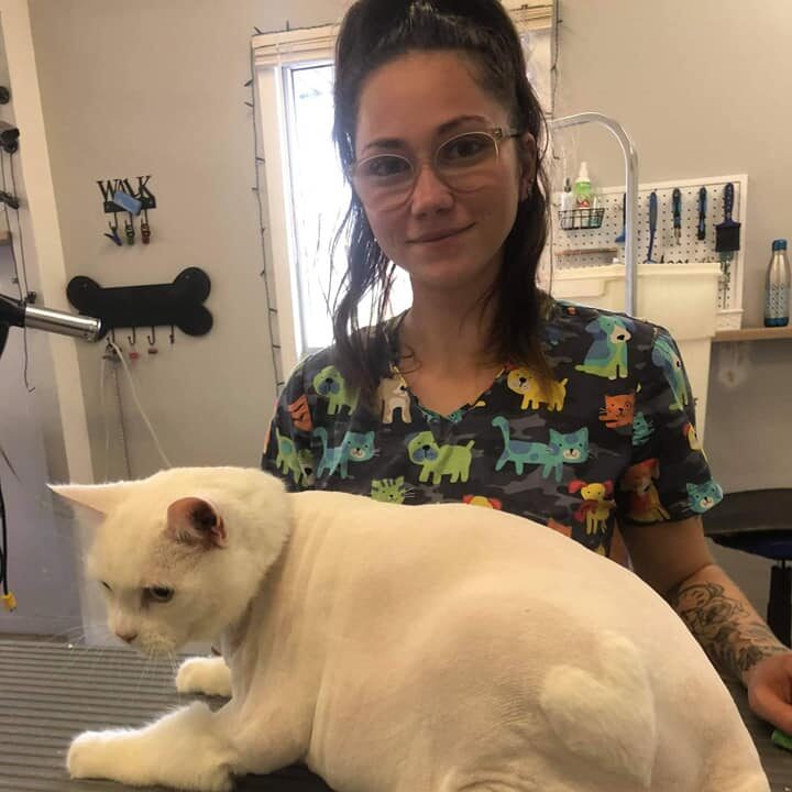 Kate Simms, propriétaire du salon de toilettage Salon Câ-Lyne.